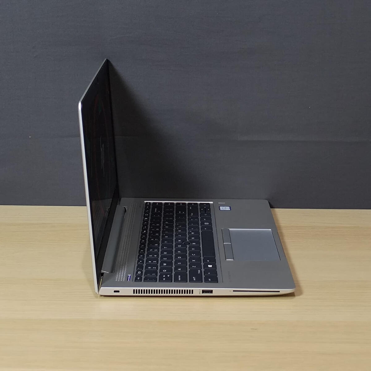 HP Elitebook G6 Samping Kanan HP Elitebook G6 Samping Kanan Butik Laptop