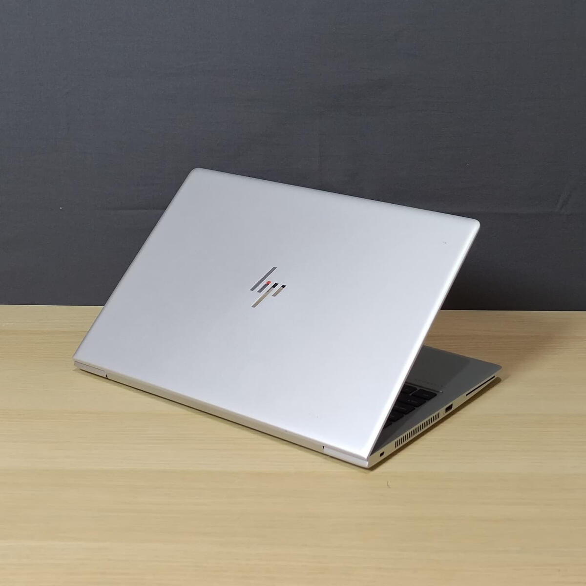 HP Elitebook G6 Belakang Kanan HP Elitebook G6 Belakang Kanan Butik Laptop