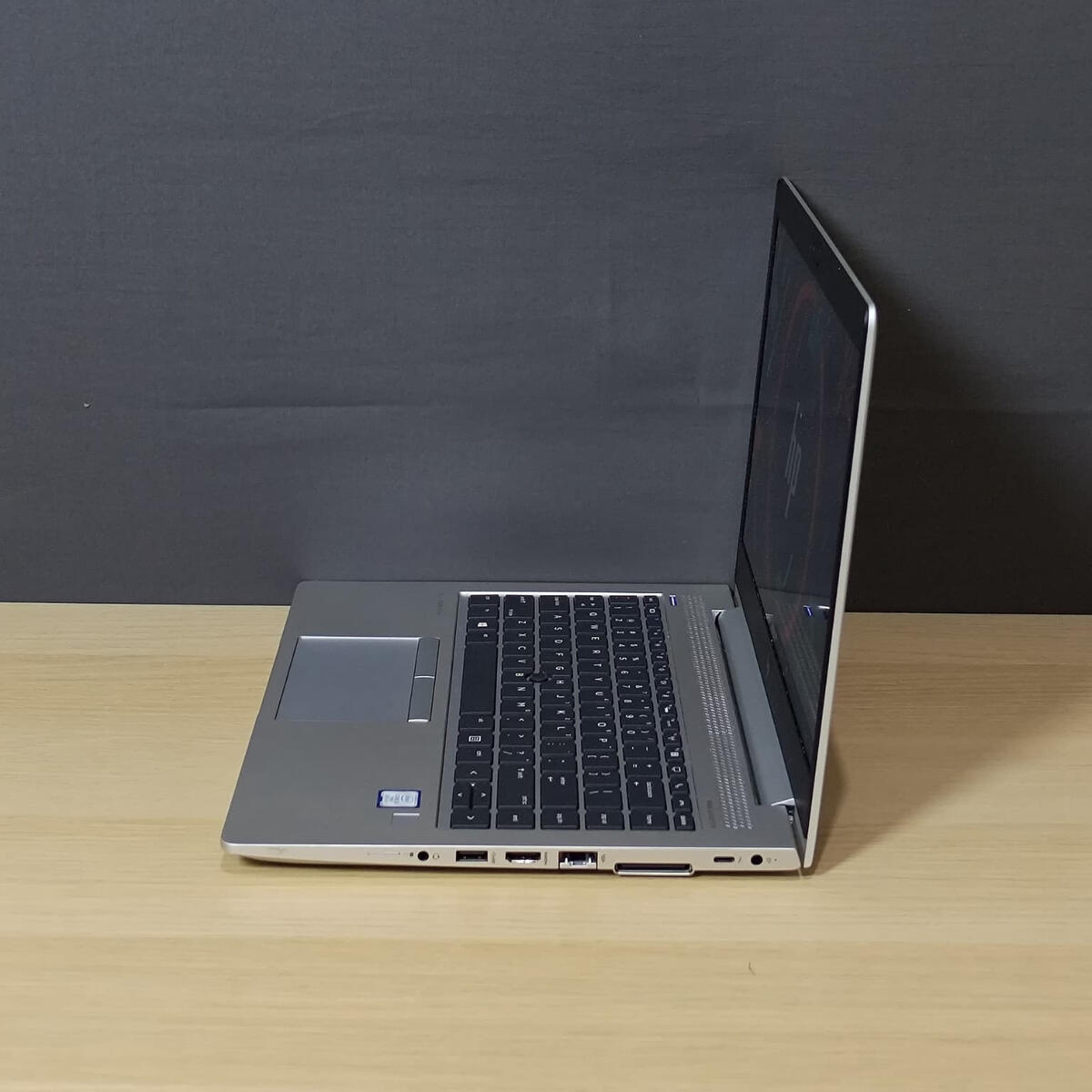HP Elitebook G6 Samping Kiri HP Elitebook G6 Samping Kiri Butik Laptop